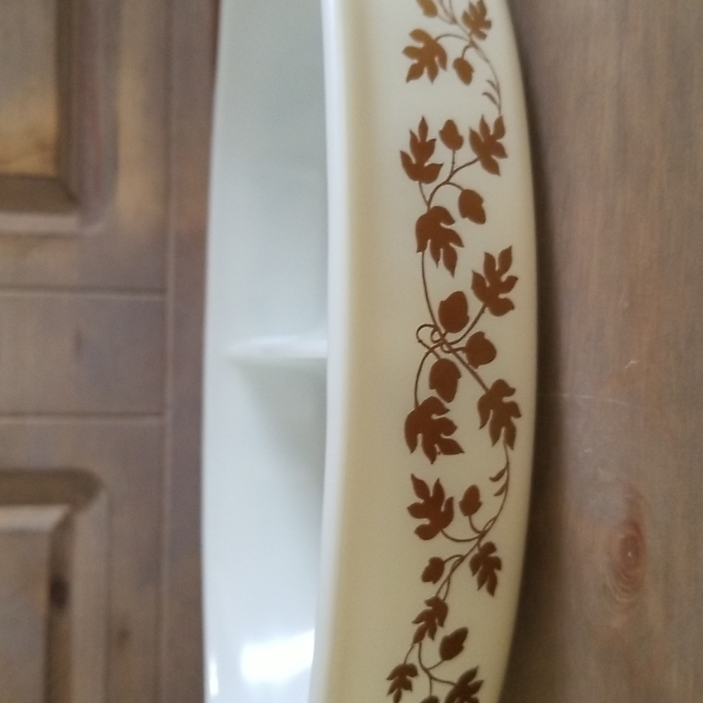 Vintage Pyrex Golden Acorn Divided Serving Dish - Picture 3 of 16